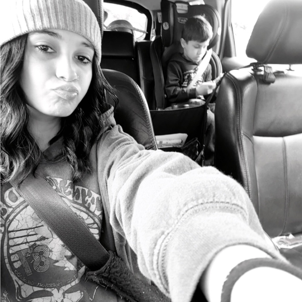 Meet your Posher, Adriana just looking to sell some things make some side cash